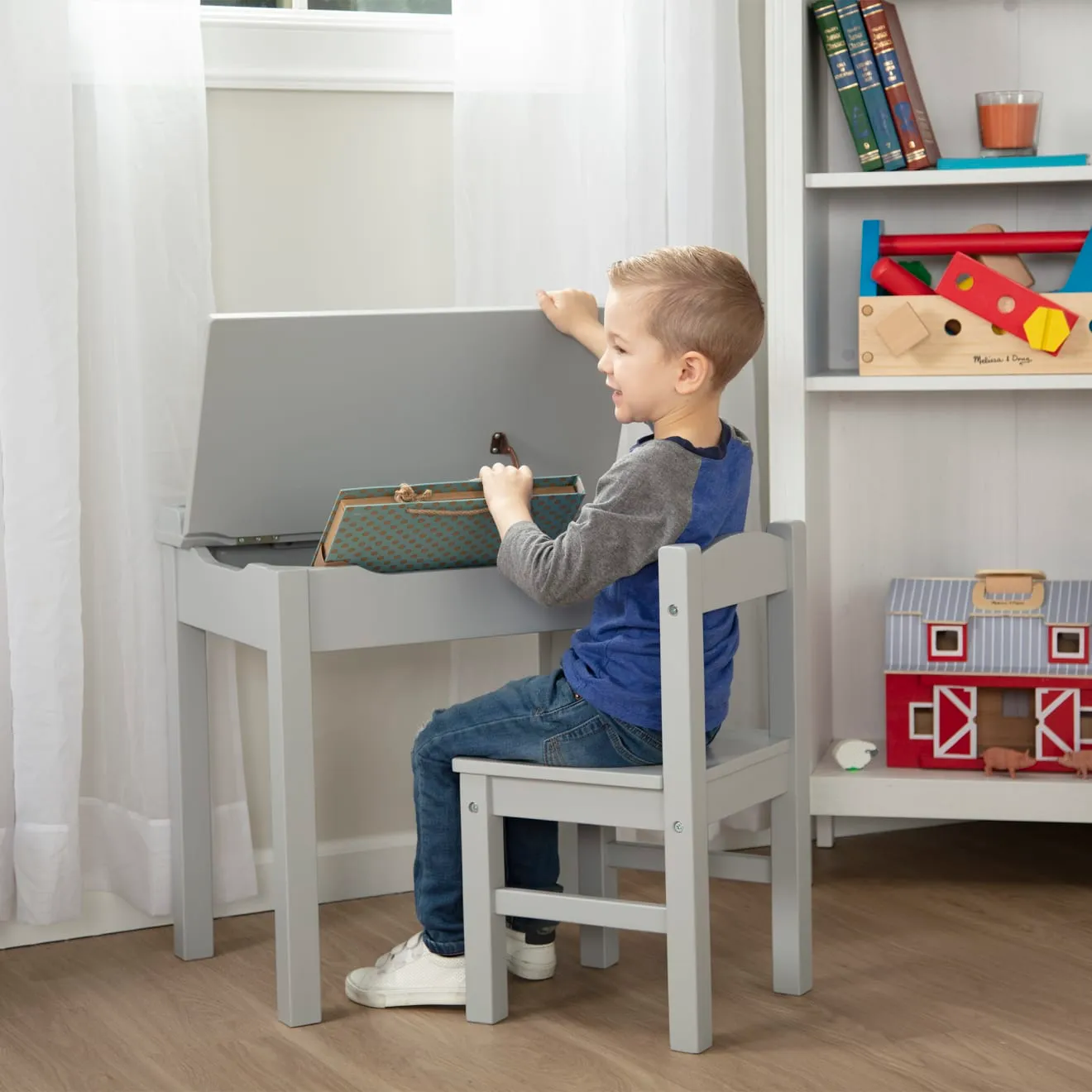 Melissa & Doug Lift-Top Desk Kinderschreibtisch mit Stuhl grau