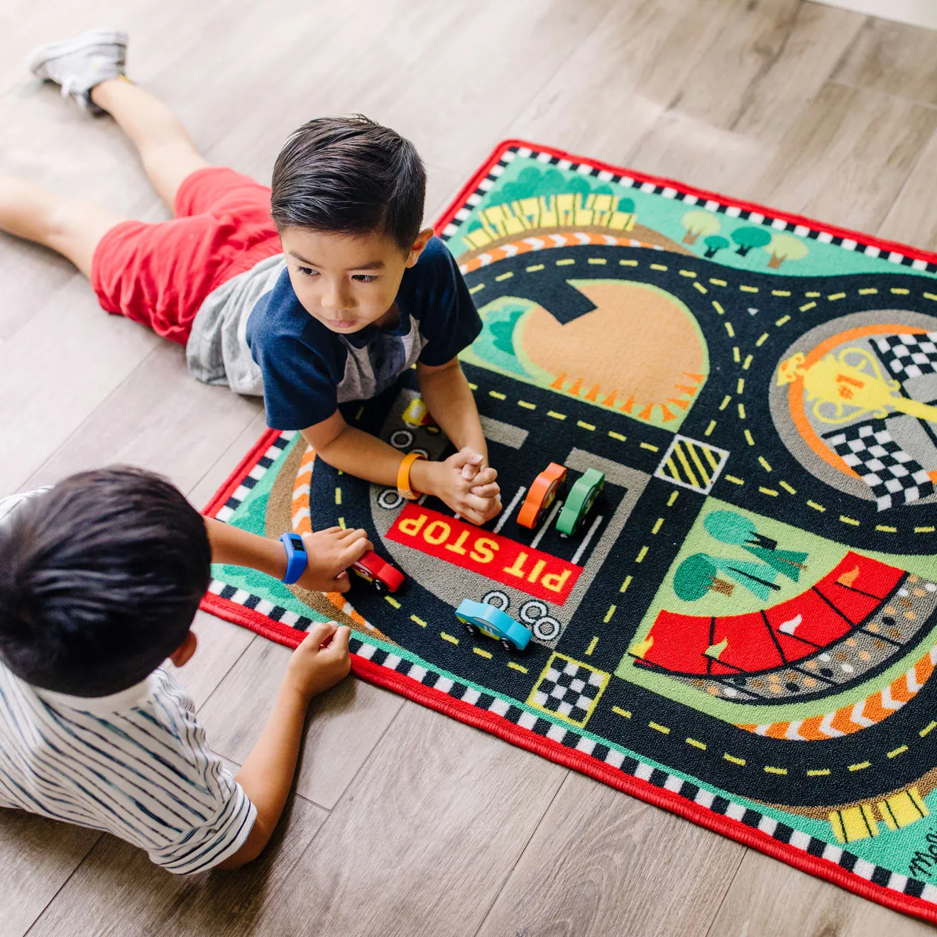 Melissa & Doug Speedway Rennteppich Spielteppich mit 4 Autos
