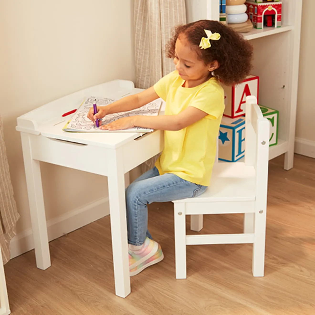 Melissa and Doug Lift-Top Kinderschreibtisch mit Stuhl Weiß mit Stauraum