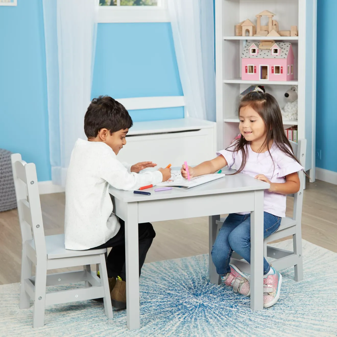 Melissa & Doug Holztisch mit 2 Stühlen Kindertisch Grau Holz