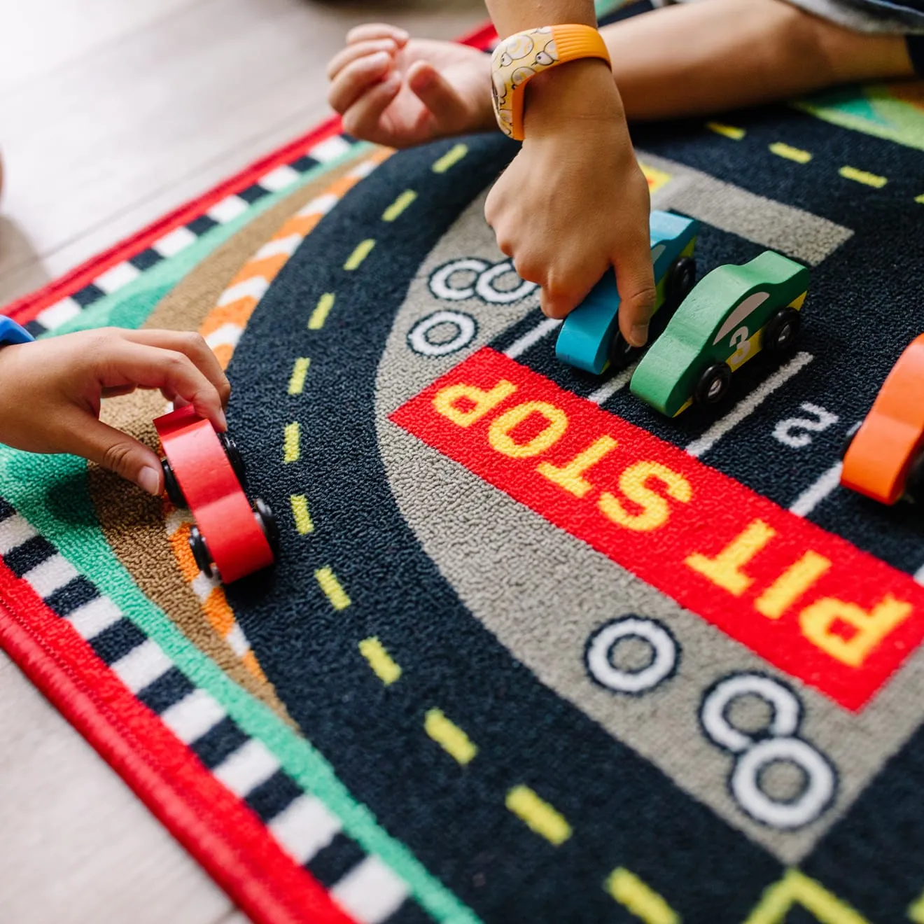 Melissa & Doug Speedway Rennteppich Spielteppich mit 4 Autos