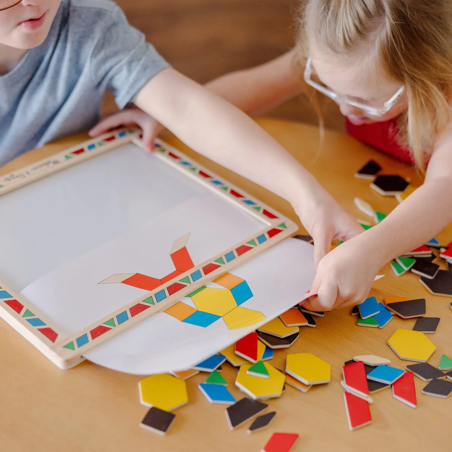 Melissa & Doug Wooden Magnetic Pattern Block Kit Legespiel 120-tlg