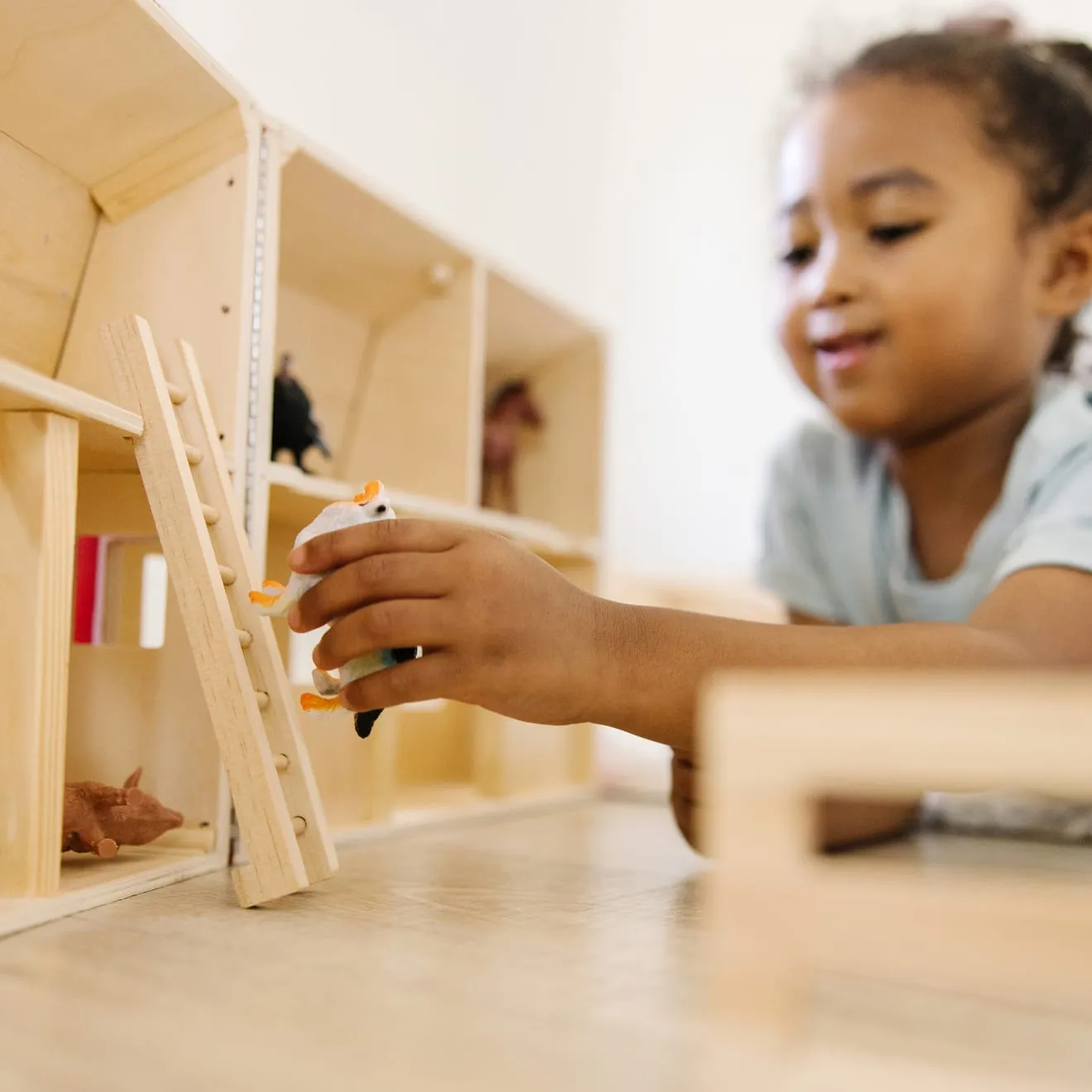 Melissa & Doug Fold & Go Barn Bauernhof Holz mit 7 Tieren