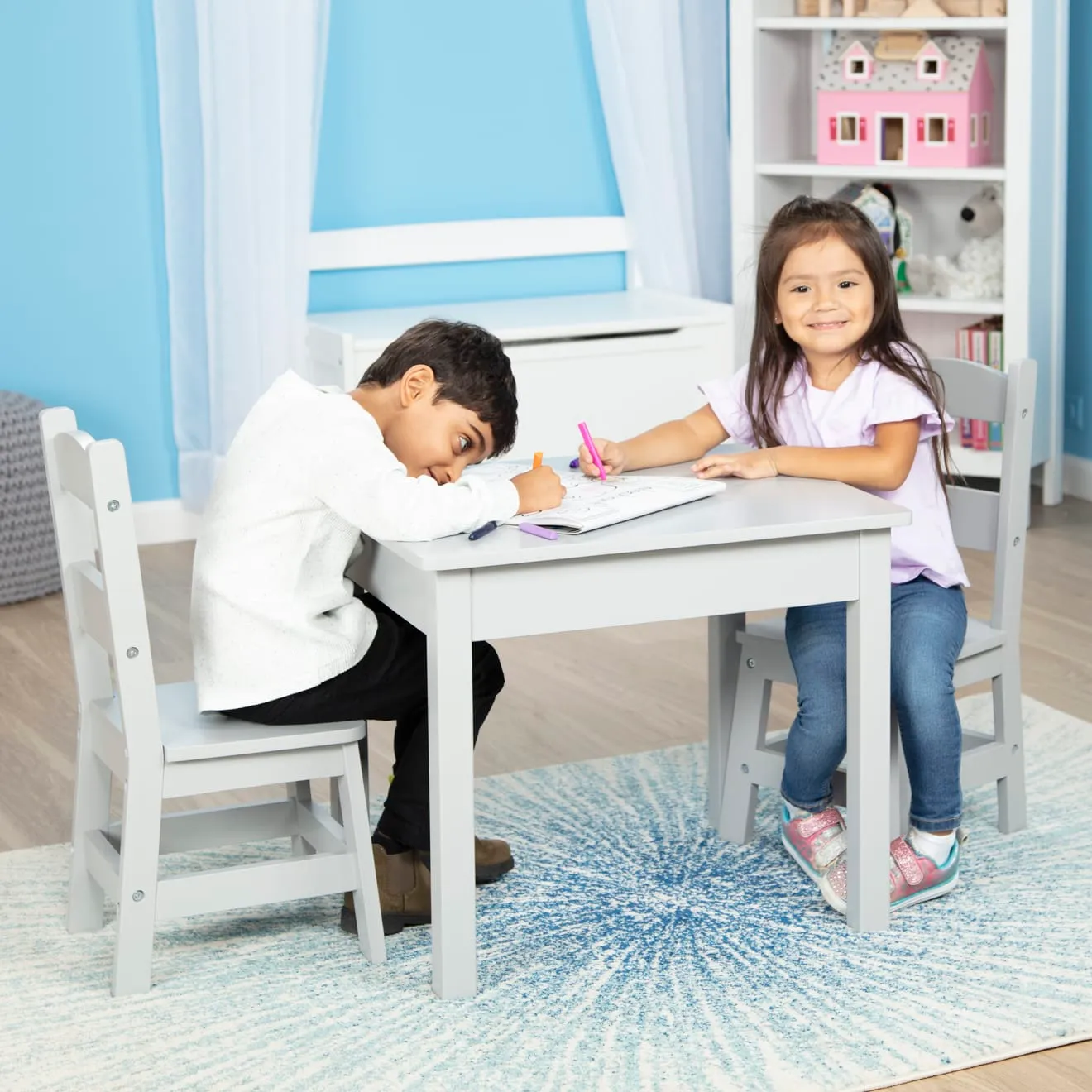 Melissa & Doug Holztisch mit 2 Stühlen Kindertisch Grau Holz