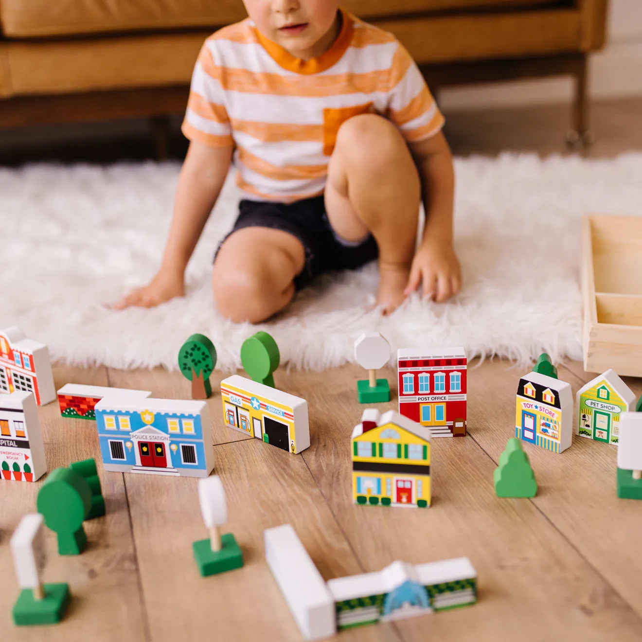 Melissa & Doug Wooden Town Holz-Stadt Spielset 32-teilig