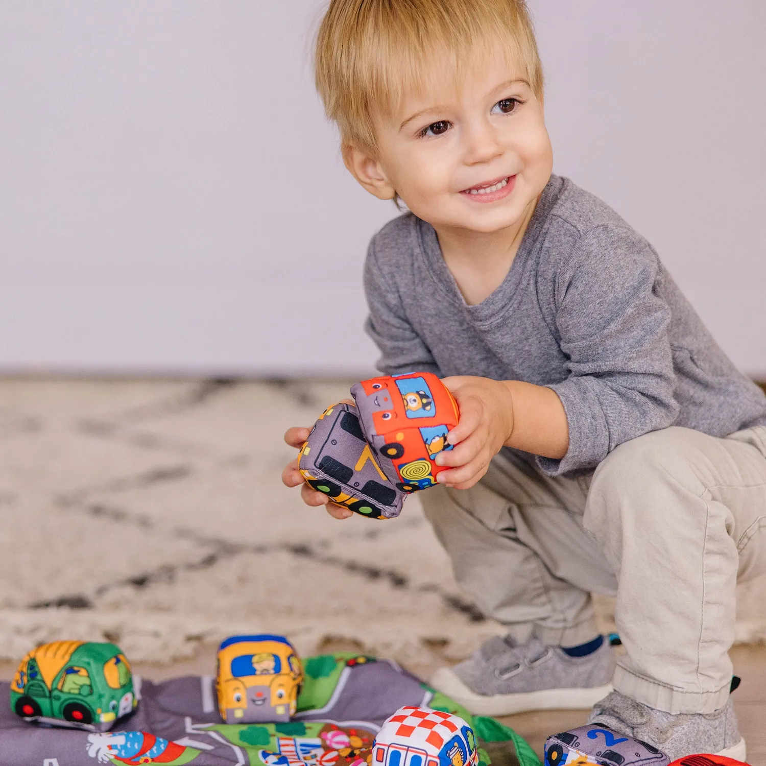 Melissa & Doug Take-Along Town Spielmatte mit 9 Fahrzeugen