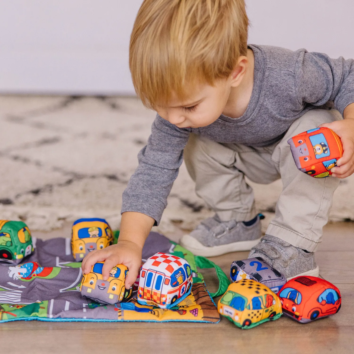 Melissa & Doug Take-Along Town Spielmatte mit 9 Fahrzeugen
