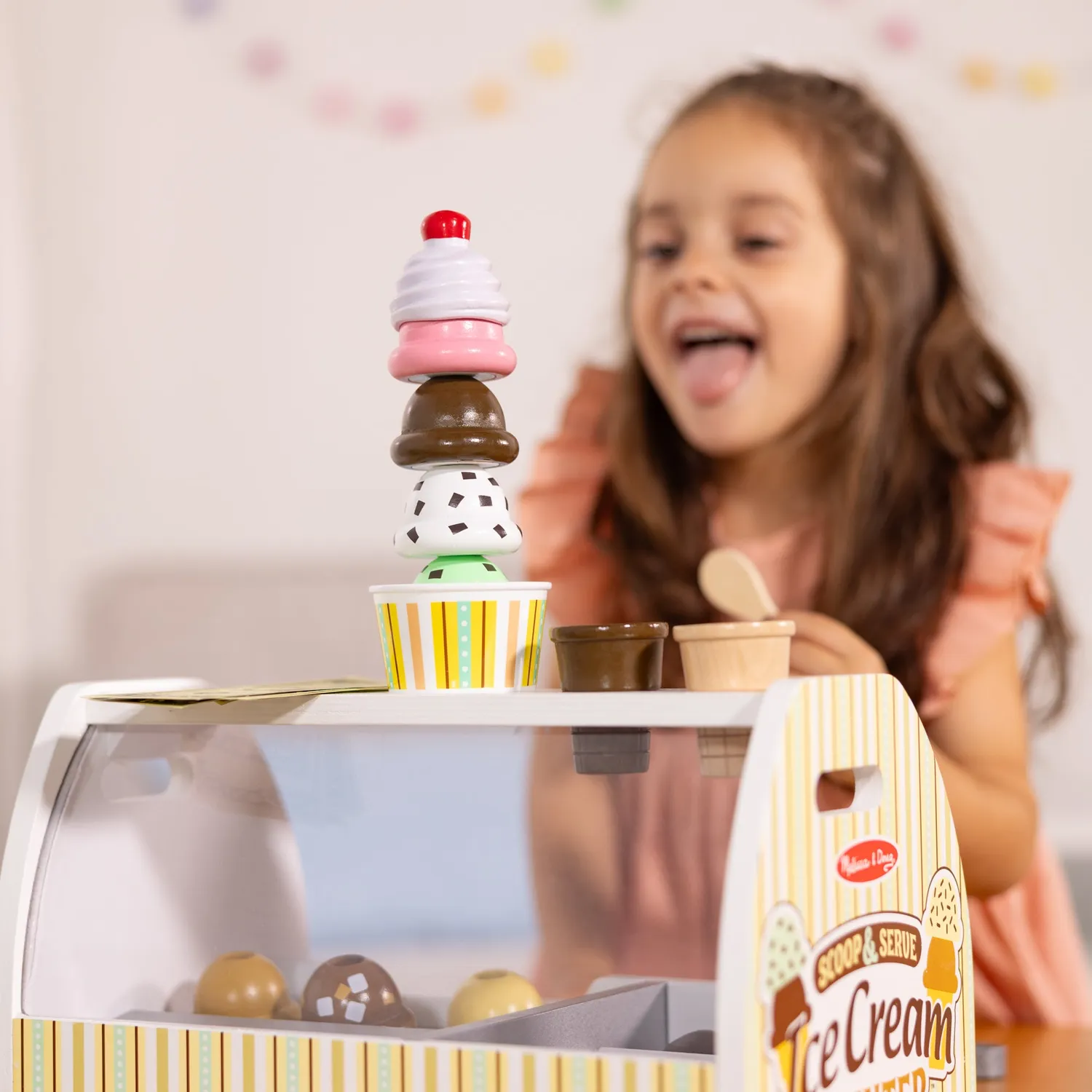 Melissa & Doug Scoop & Serve Ice Cream Counter Eisdiele Holz