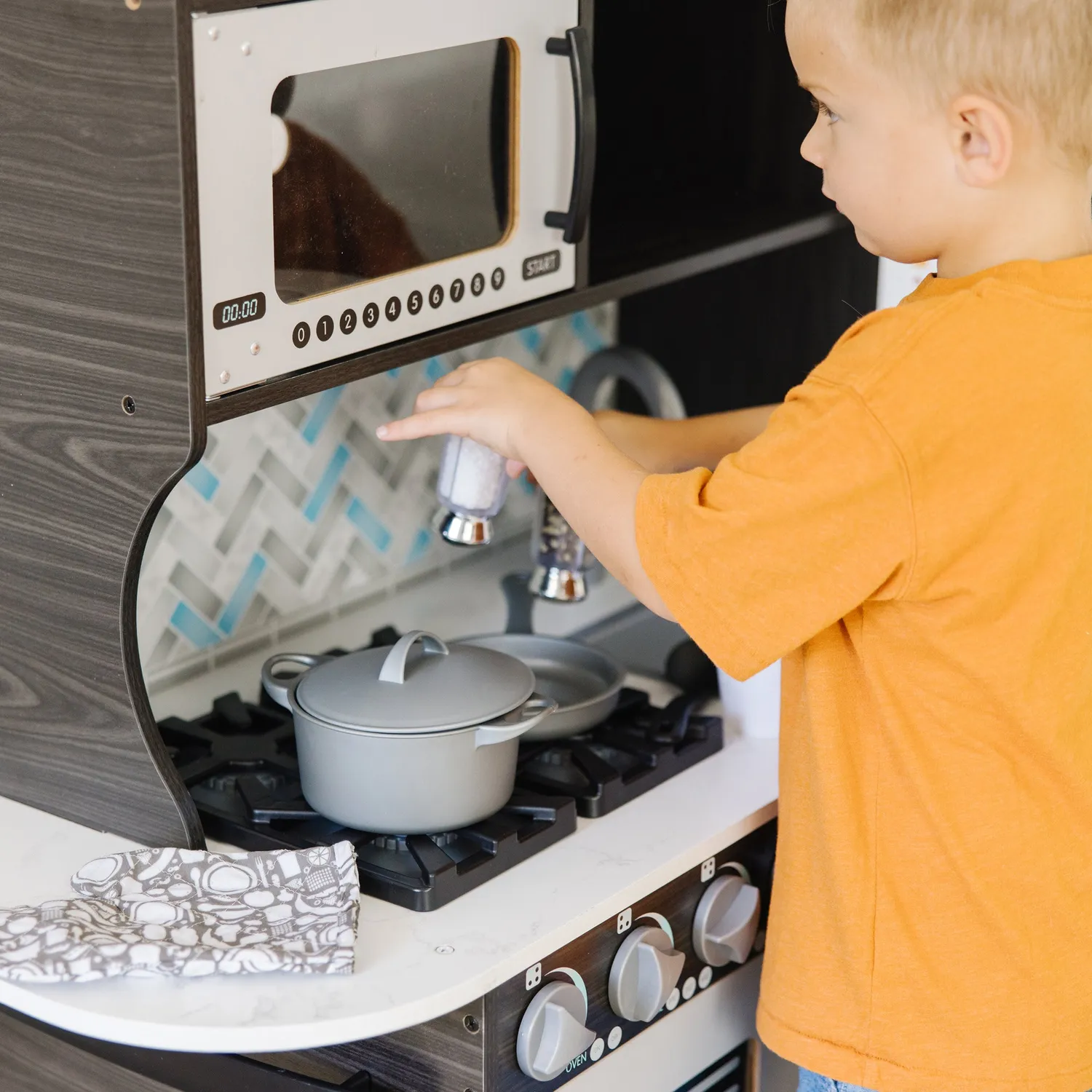 Melissa & Doug Chef's Kitchen Spielküche Anthrazit Holz
