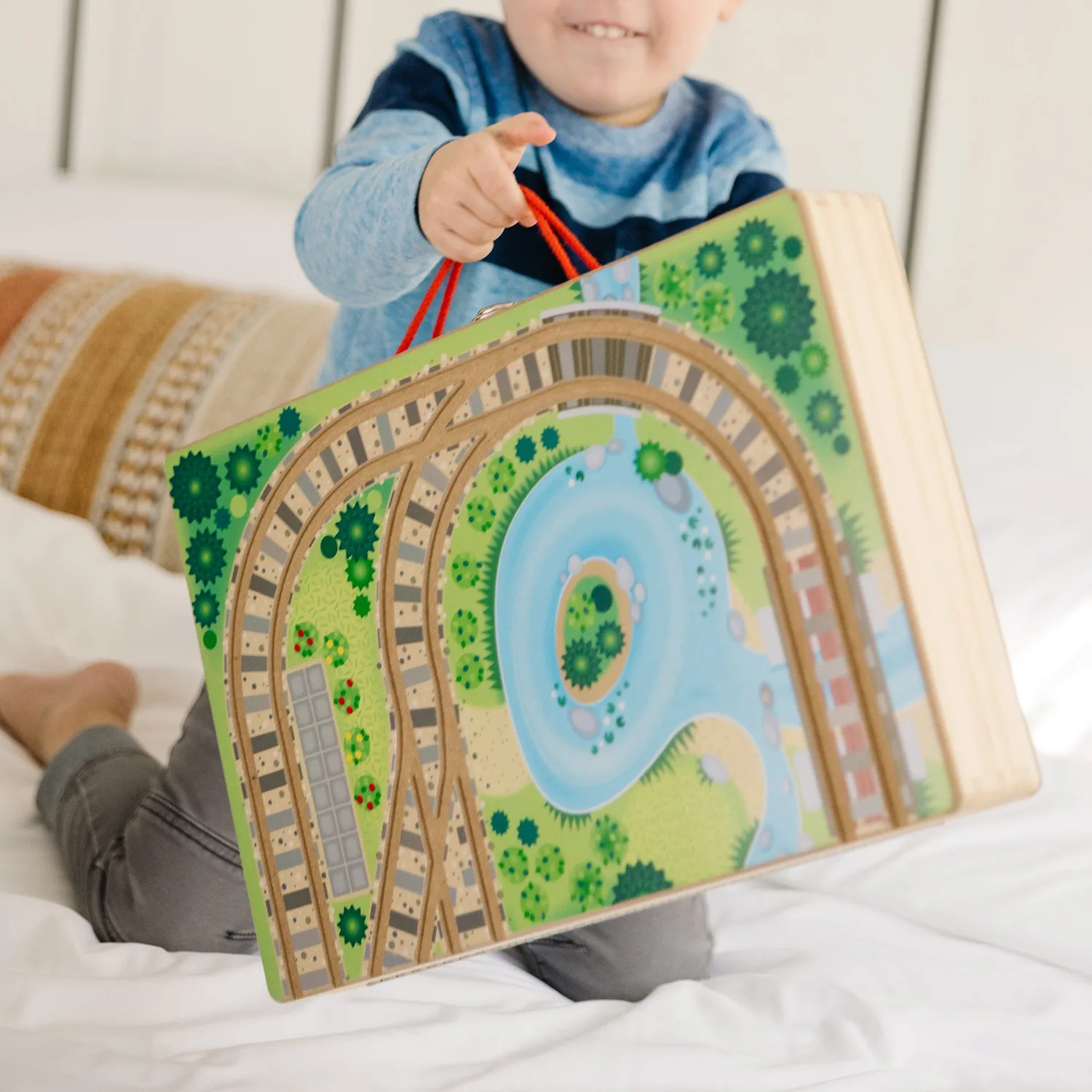 Melissa & Doug Take-Along Railroad Holzeisenbahn Koffer