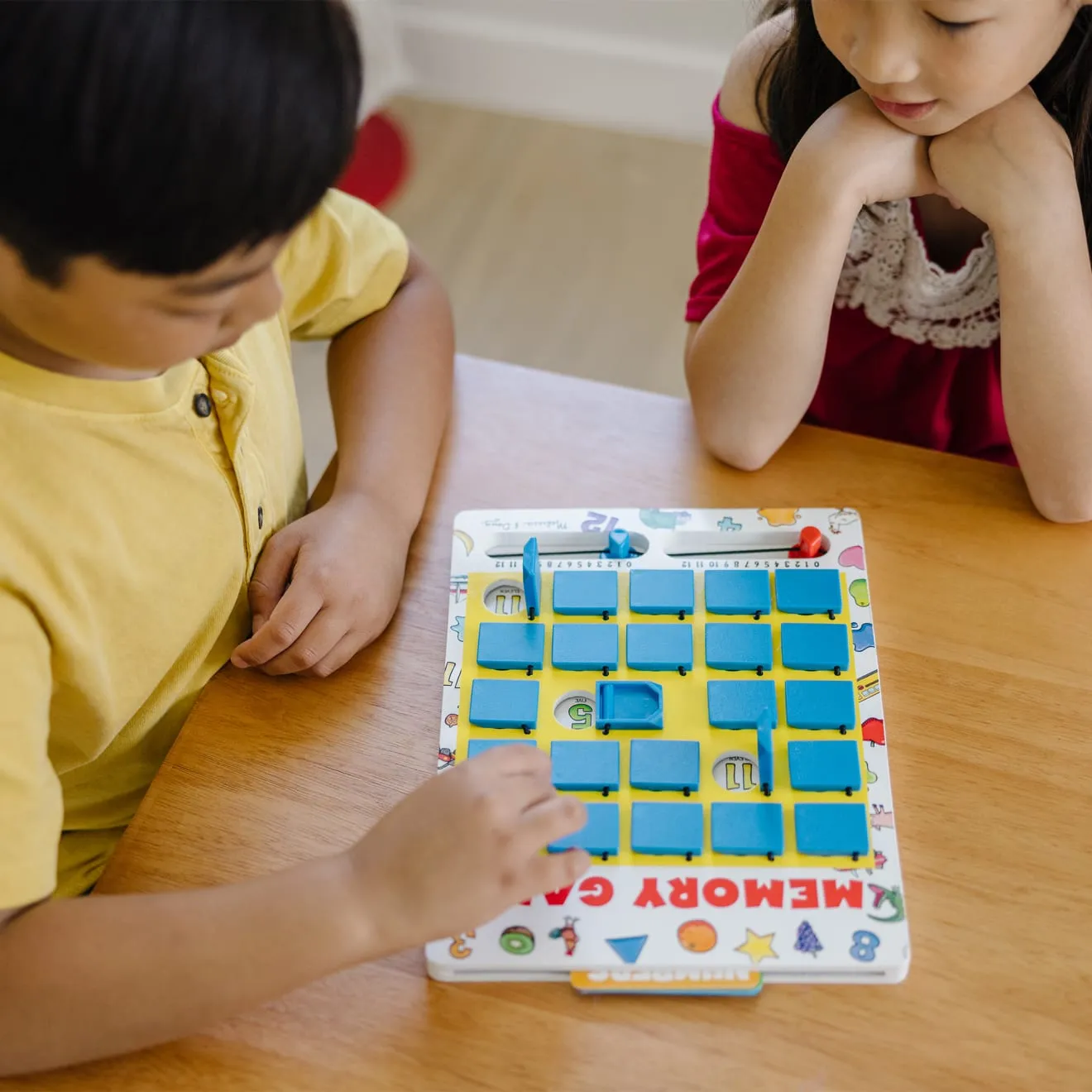 Melissa & Doug Flip-to-Win Memory Spiel Holz Reise