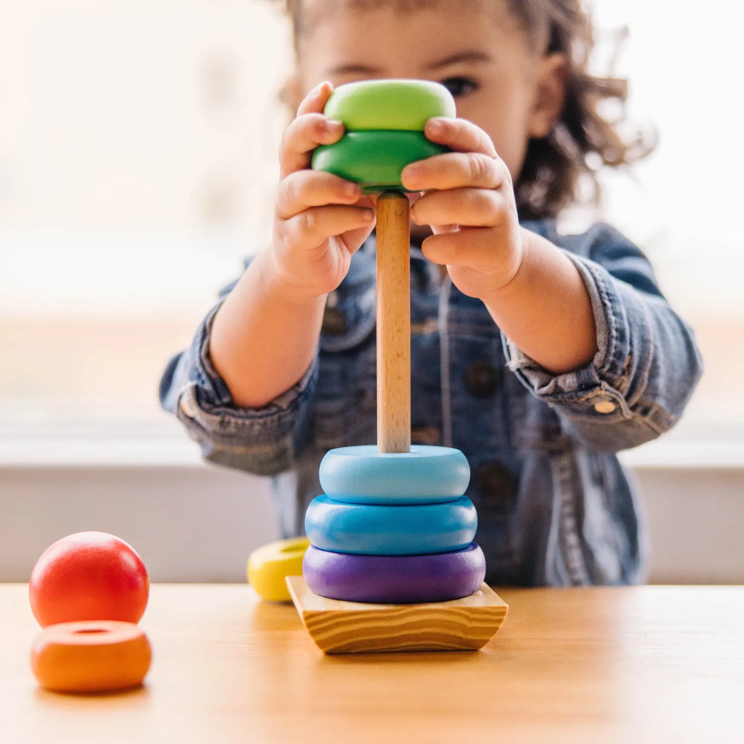 Melissa & Doug Rainbow Stacker Stapelturm Holz 8-tlg ab 1 Jahr