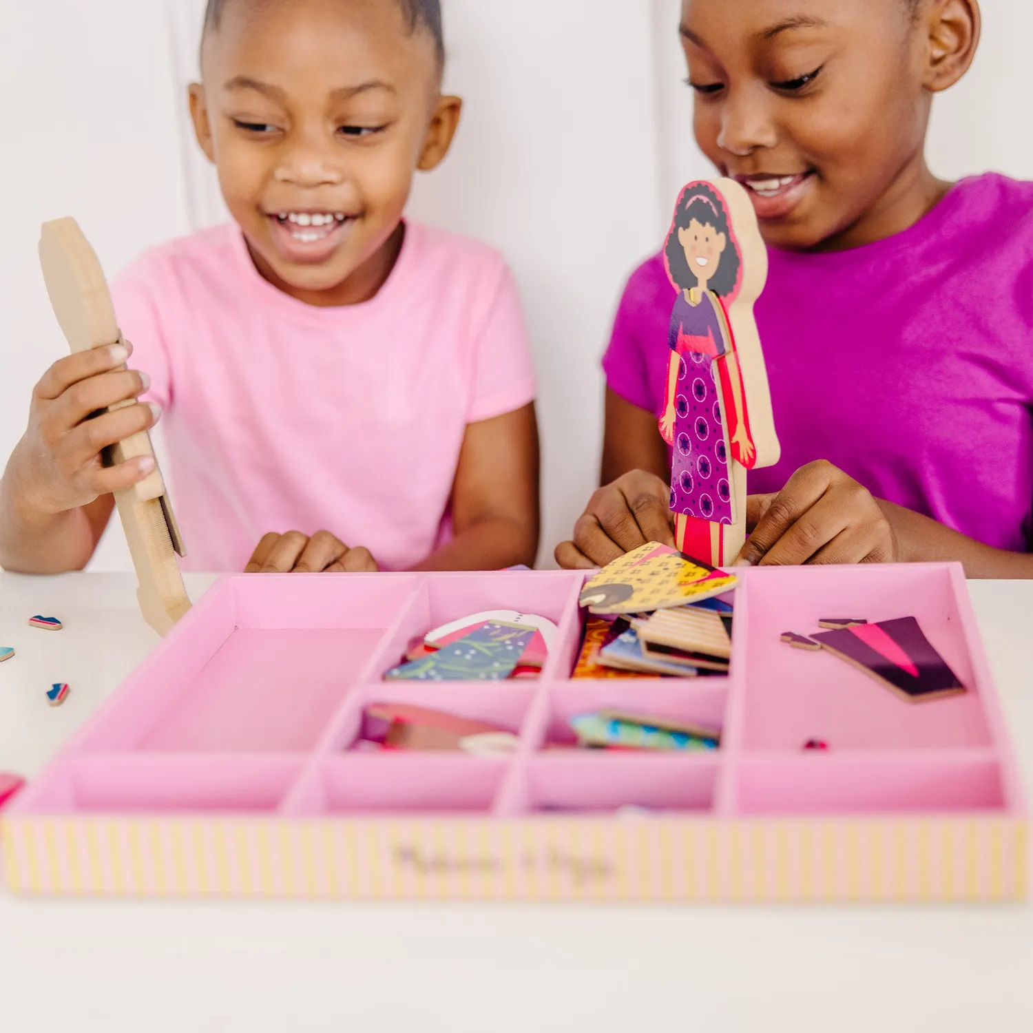 Melissa & Doug Abby & Emma Magnetpuppen Anziehspiel 56 Teile Holz