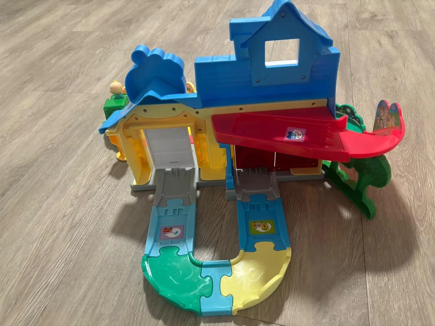 VTech Tut Tut Baby Flitzer Cocomelon JJs Spielhaus Schienenset
