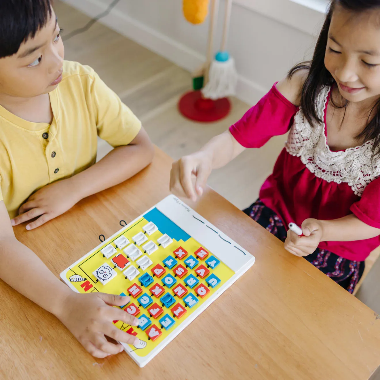 Melissa & Doug Flip-to-Win Hangman Reisespiel Holz