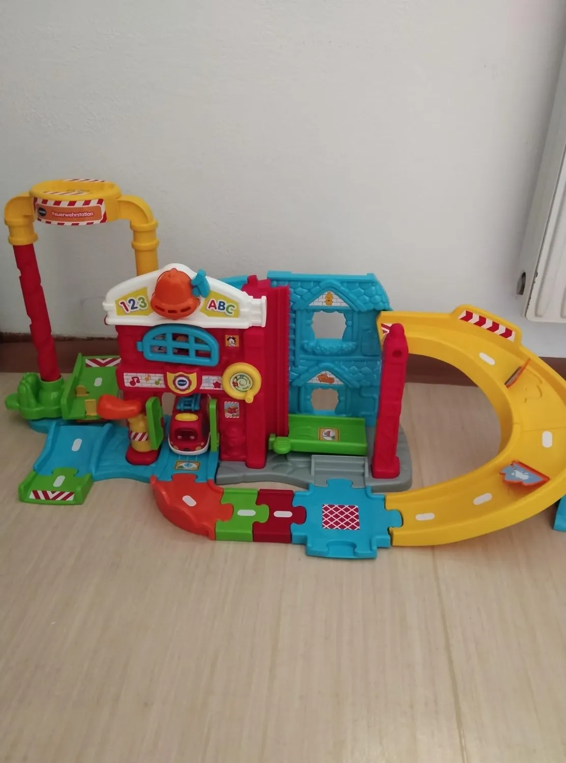 VTech Tut Tut Baby Flitzer Feuerwehrstation mit Auto Lieder