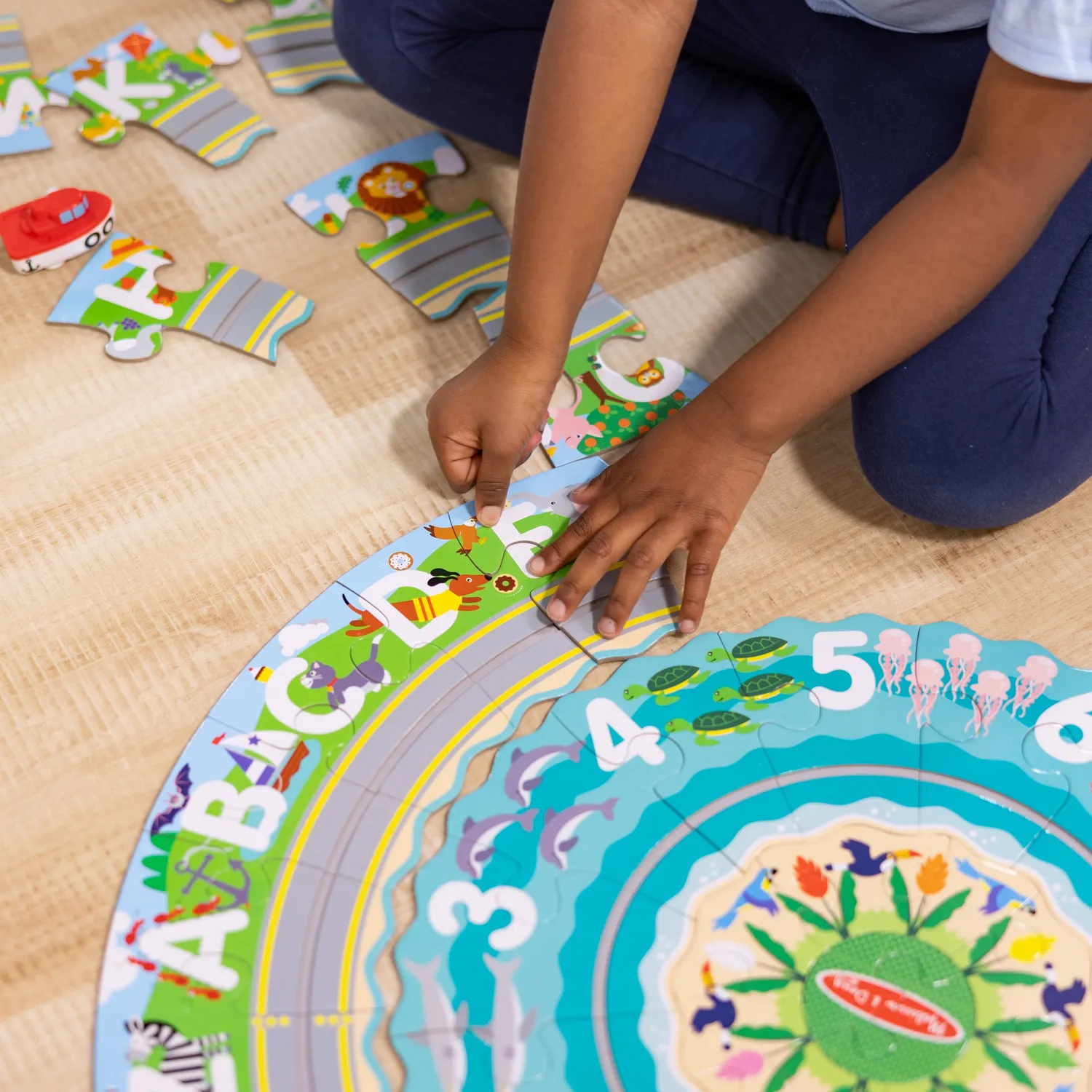 Melissa & Doug Round the Shore Tracks Bodenpuzzle 48 Teile rund