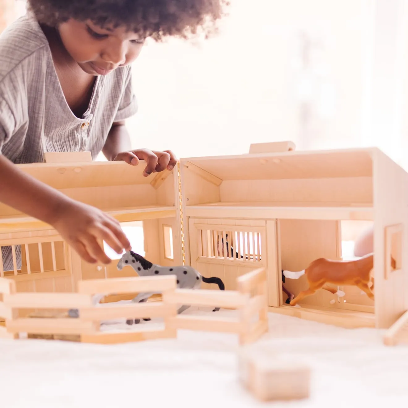 Melissa & Doug Fold & Go Stable Pferdestall Holz 4 Pferde