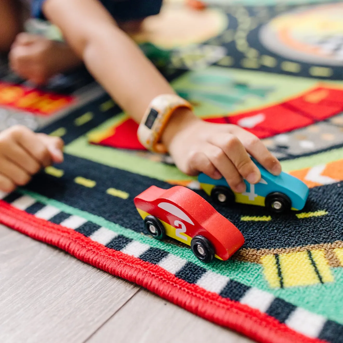 Melissa & Doug Speedway Rennteppich Spielteppich mit 4 Autos