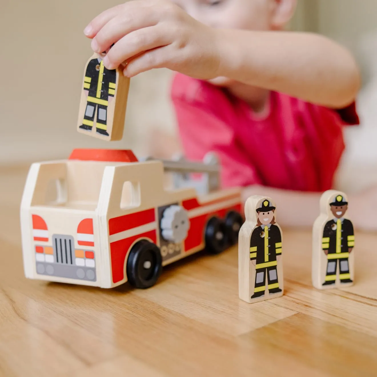 Melissa & Doug Classic Fire Truck Holz-Feuerwehr Set 4-teilig