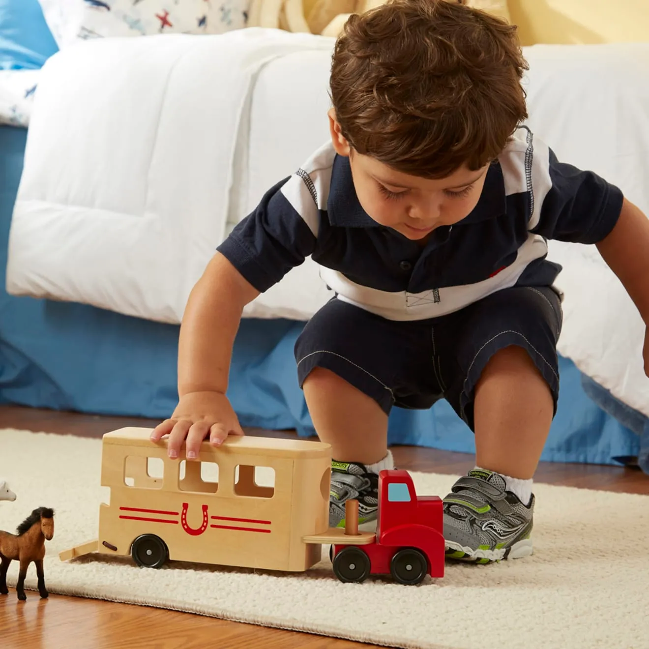 Melissa & Doug Pferdetransporter Holzspielzeug mit 2 Pferden