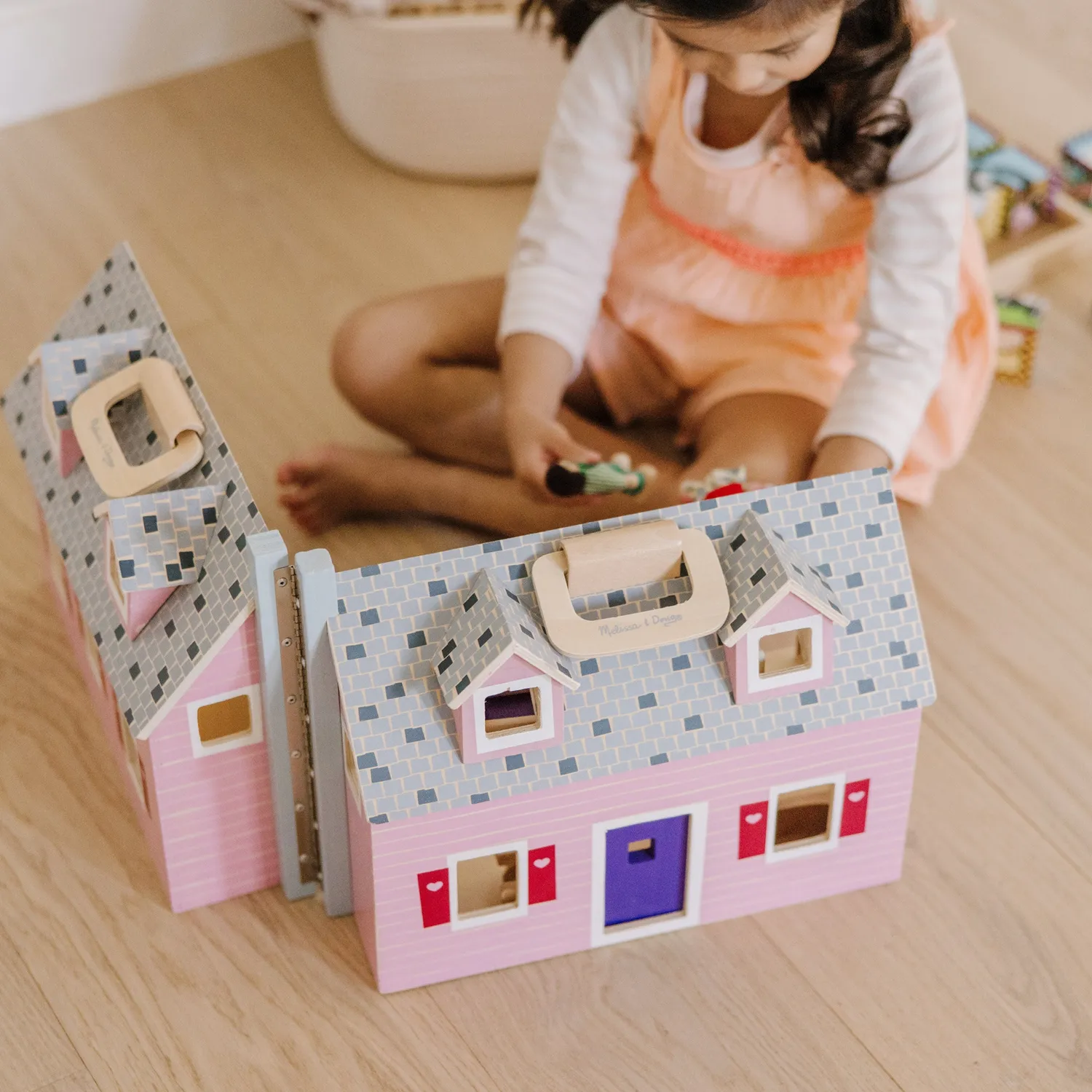 Melissa & Doug Fold Go Puppenhaus Holz klappbar mit Möbeln