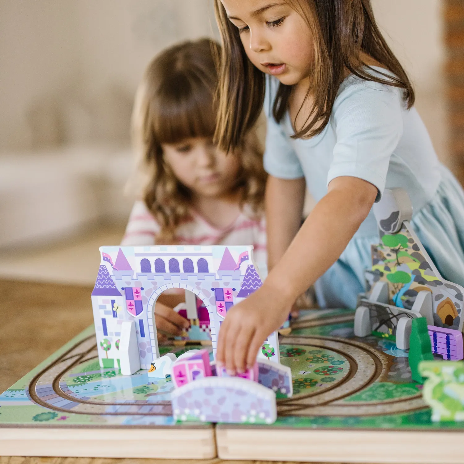 Melissa & Doug Take-Along Kingdom Reisespielzeug Holzkoffer