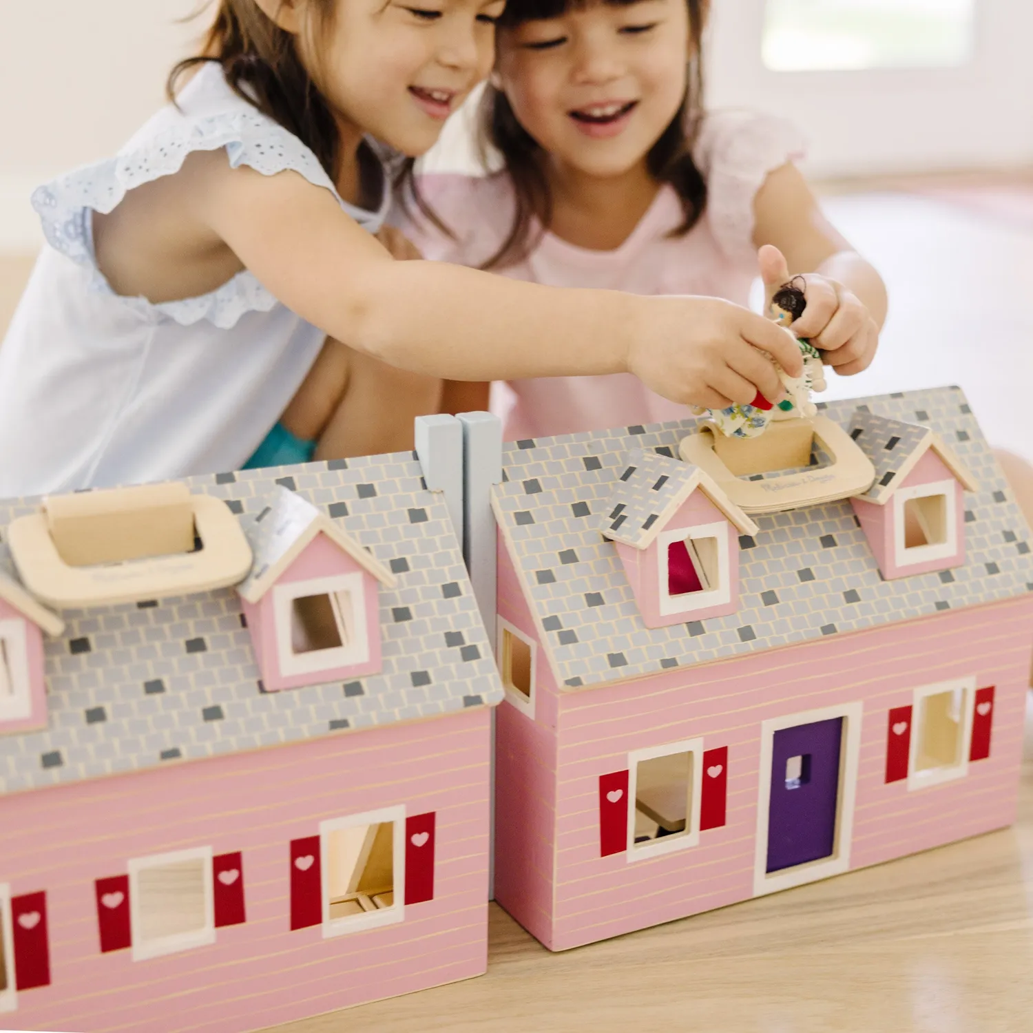 Melissa & Doug Fold Go Puppenhaus Holz klappbar mit Möbeln