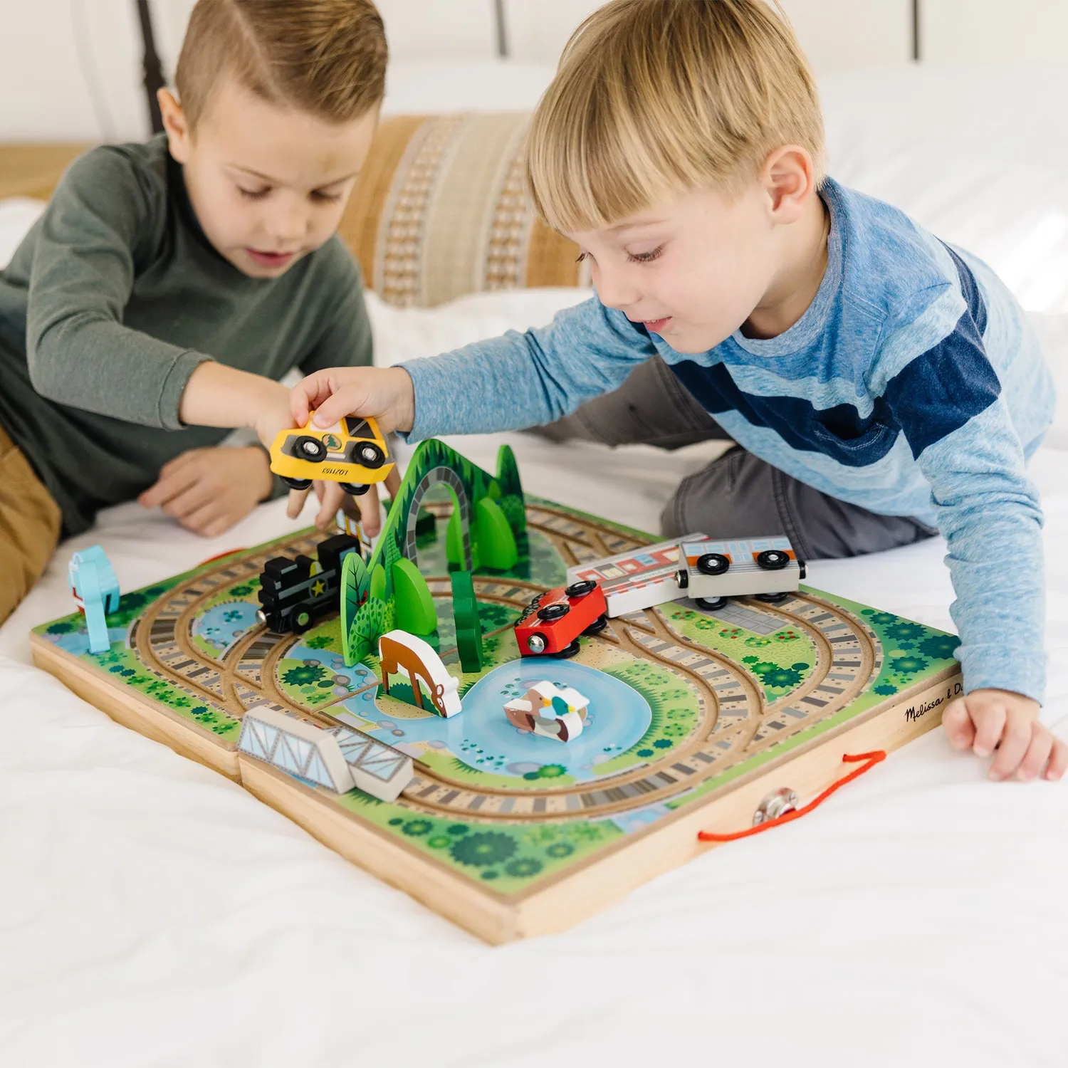 Melissa & Doug Take-Along Railroad Holzeisenbahn Koffer