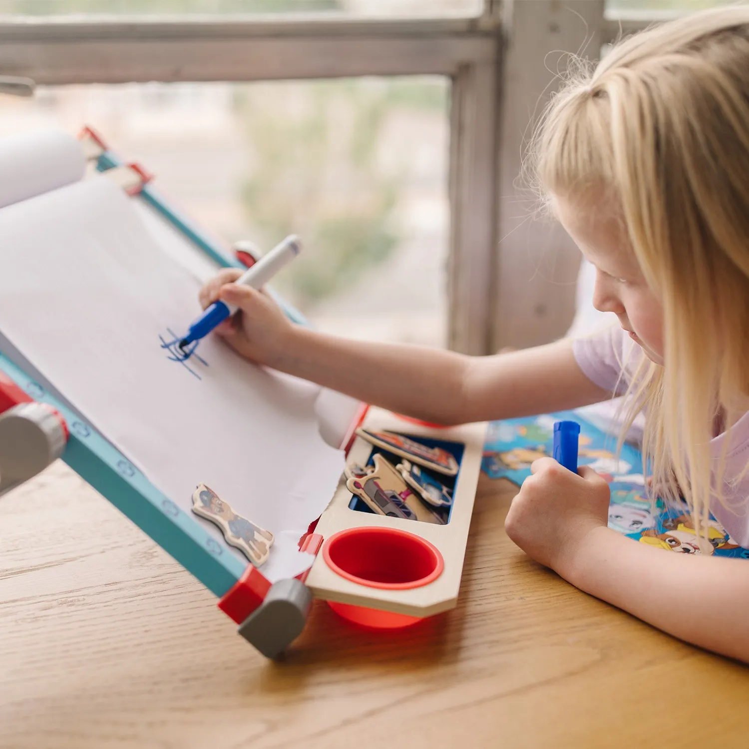 Melissa & Doug PAW Patrol Maltisch Holz mit Tafel und Rolle