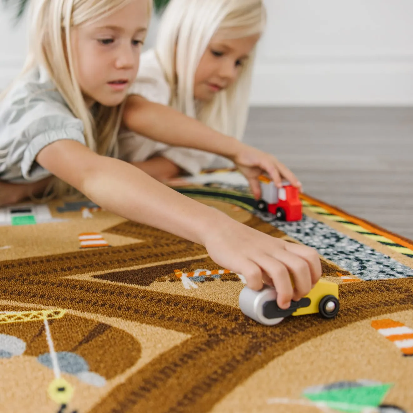 Melissa & Doug Construction Zone Spielteppich + 3 Fahrzeuge
