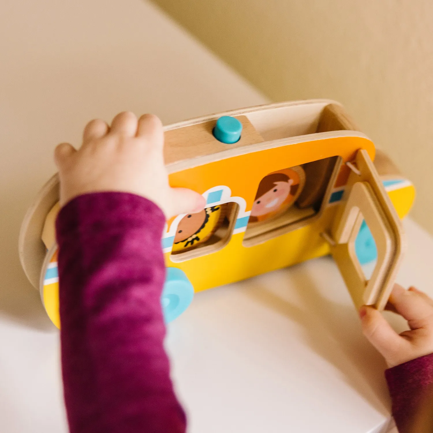 Melissa & Doug GO Tots Roll & Ride Bus Holzbus ab 1 Jahr