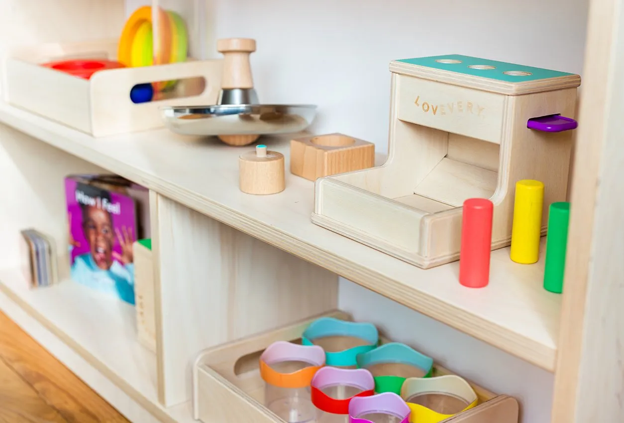 Lovevery Playshelf Spielzeugregal Birke 2-in-1