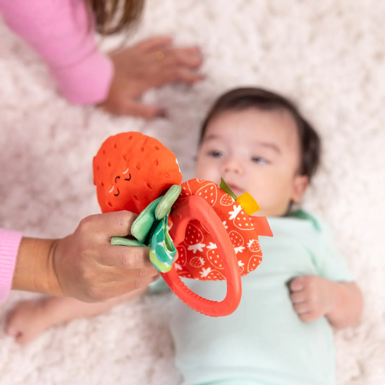 Melissa & Doug Peek-a-Boo Berry Anhängspielzeug Erdbeere 3-teilig