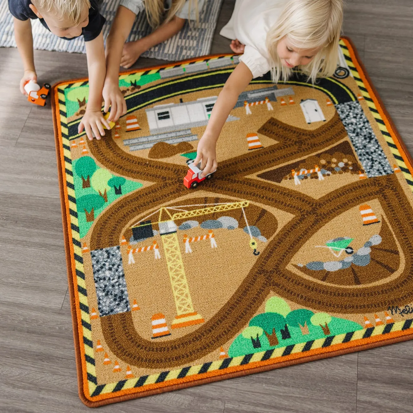 Melissa & Doug Construction Zone Spielteppich + 3 Fahrzeuge