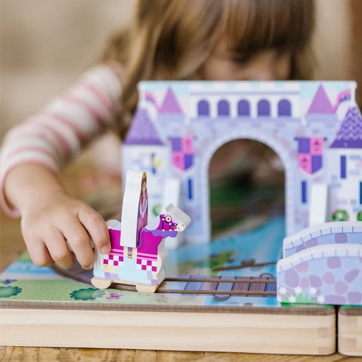 Melissa & Doug Take-Along Kingdom Reisespielzeug Holzkoffer