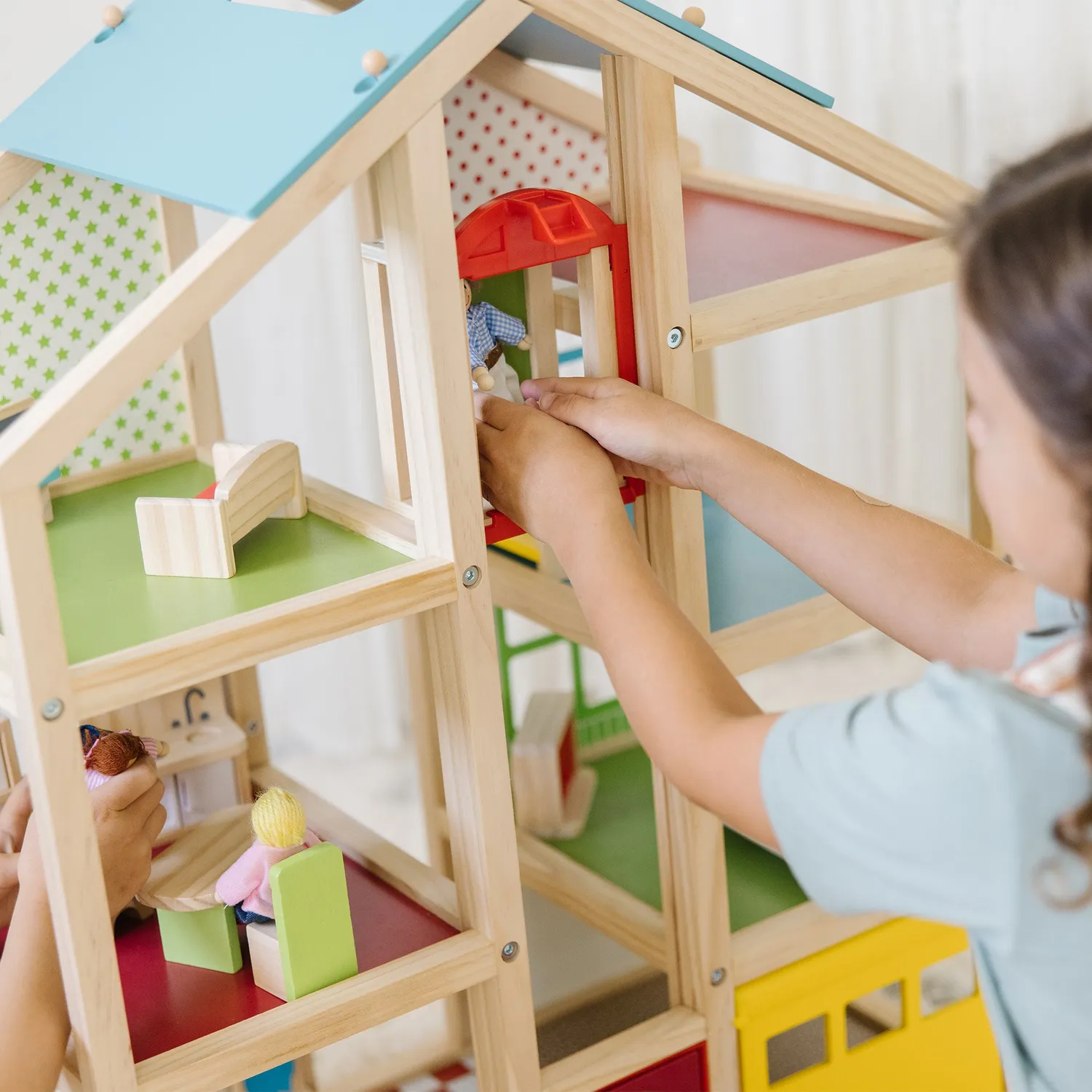 Melissa & Doug Hi-Rise Puppenhaus Holz mit Möbeln