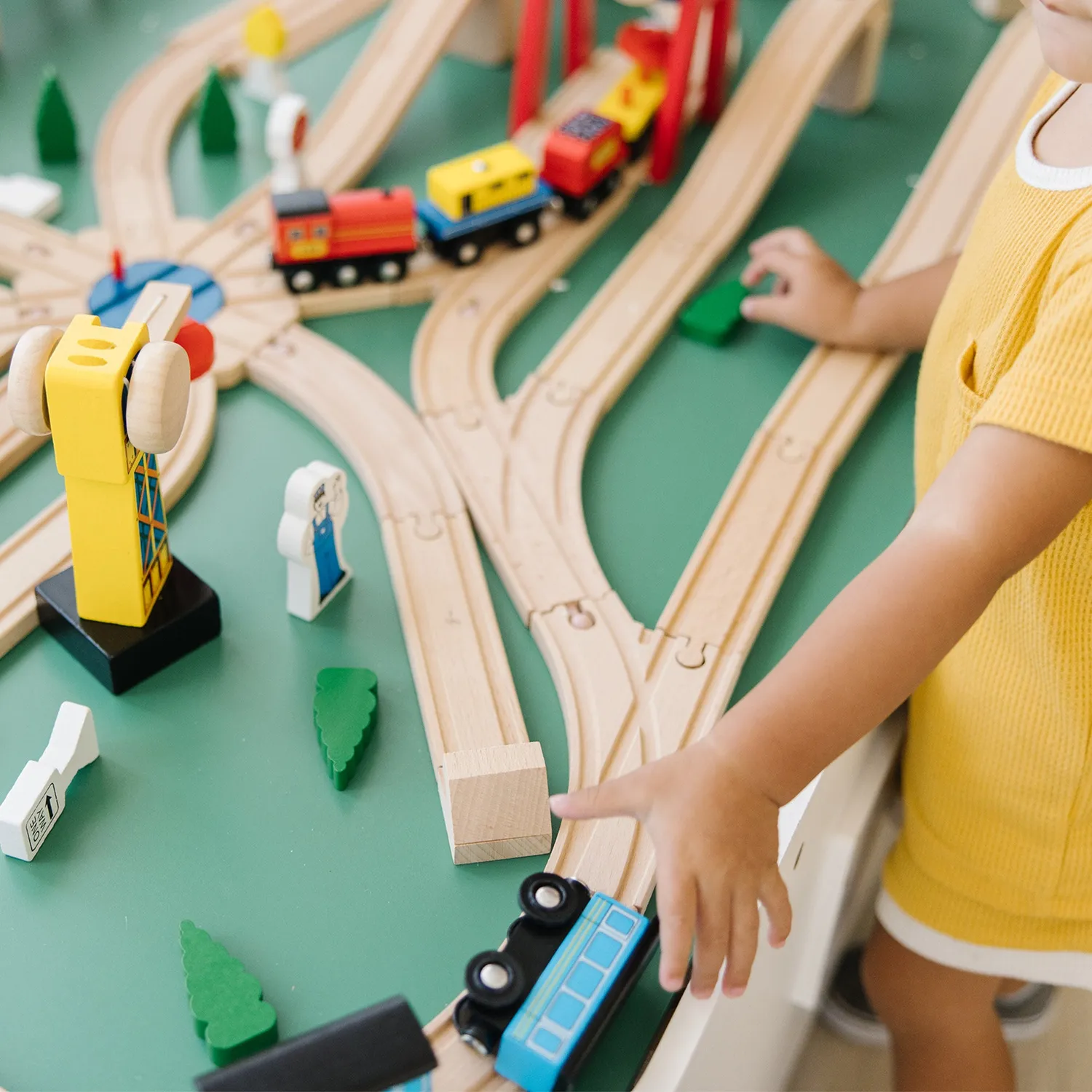 Melissa & Doug Wooden Railway Holzeisenbahn Set Bestseller