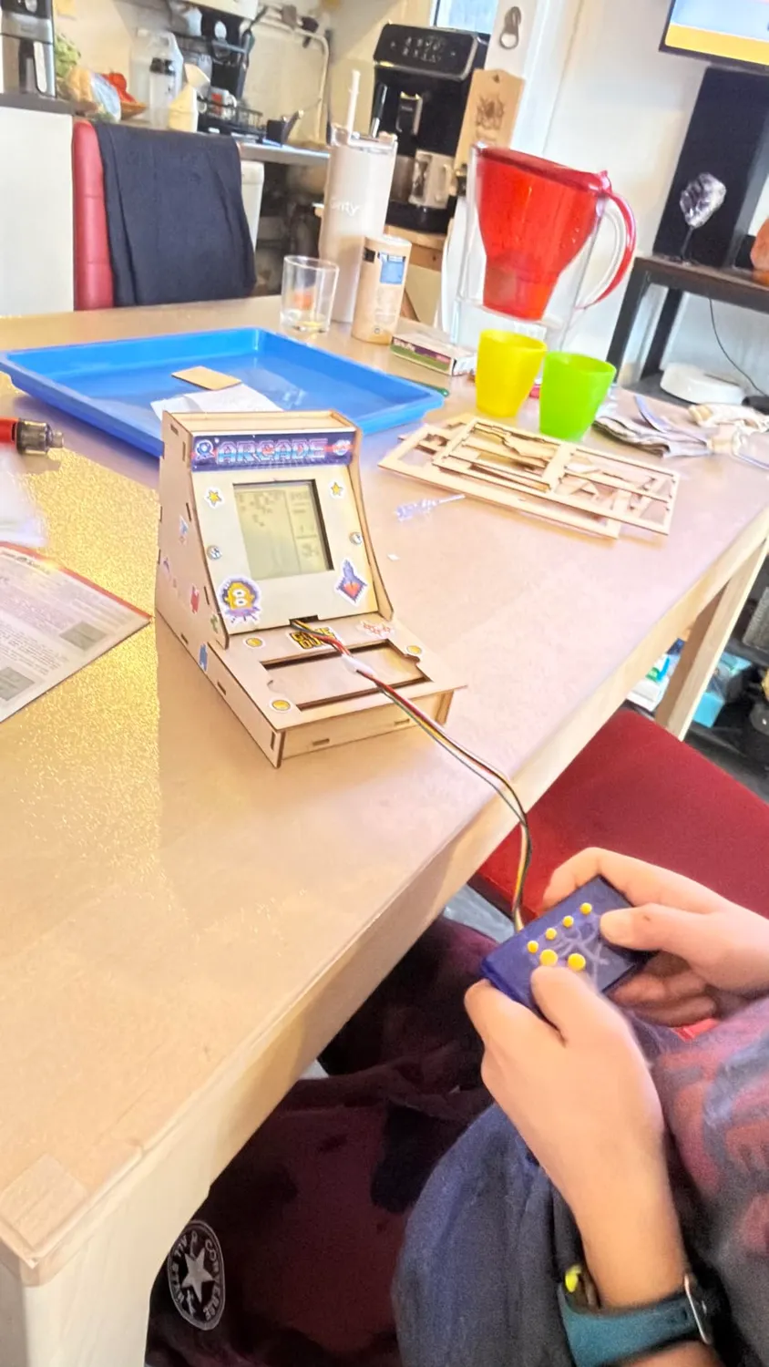 Buki 2167 Arcade-Terminal Bausatz mit 12 Spielen