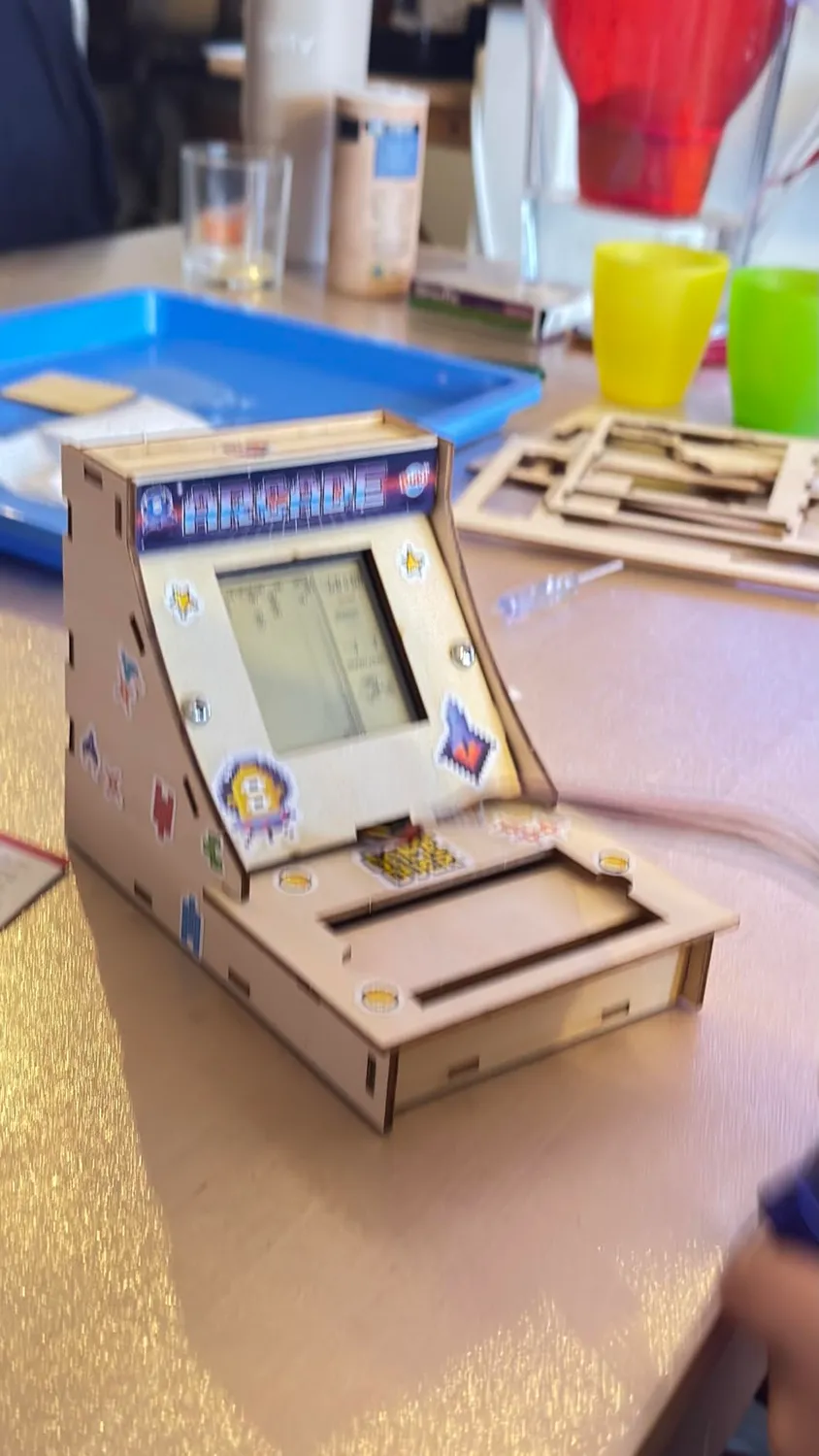 Buki 2167 Arcade-Terminal Bausatz mit 12 Spielen