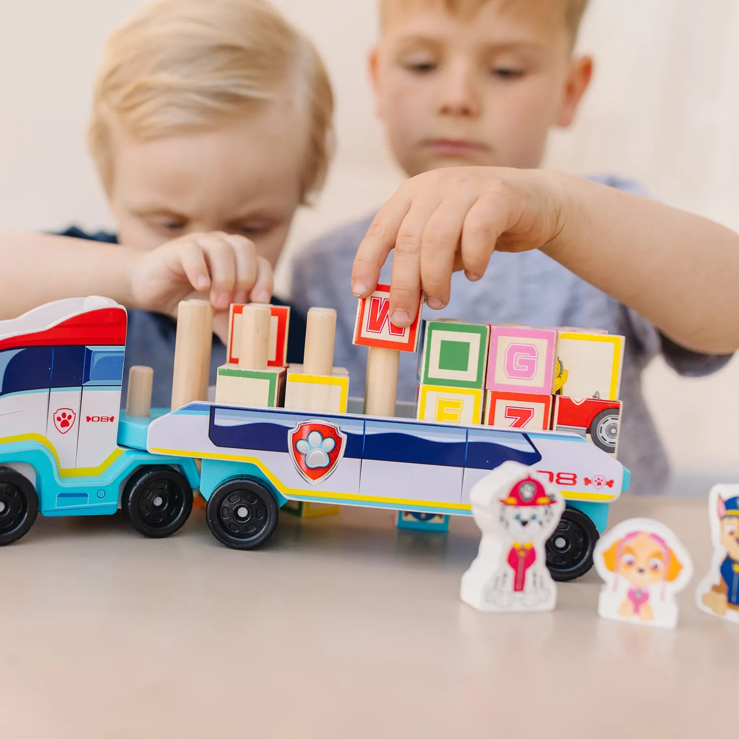 Melissa & Doug PAW Patrol ABC Holz-Laster Bausteine
