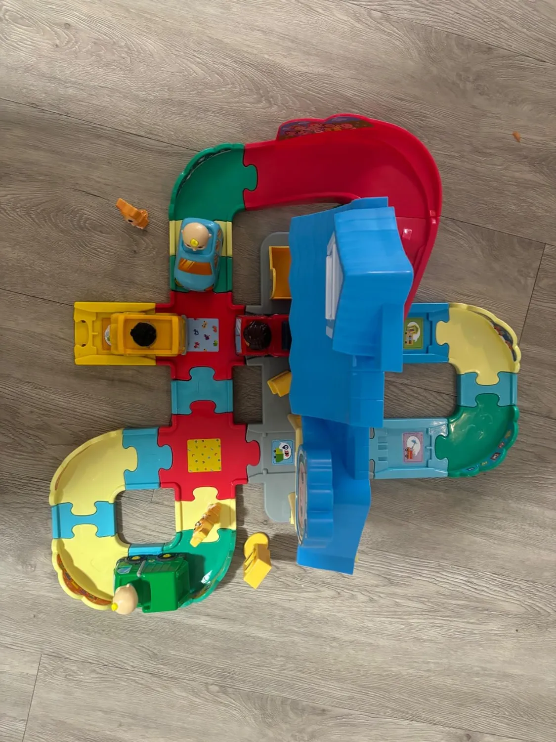 VTech Tut Tut Baby Flitzer Cocomelon JJs Spielhaus Schienenset