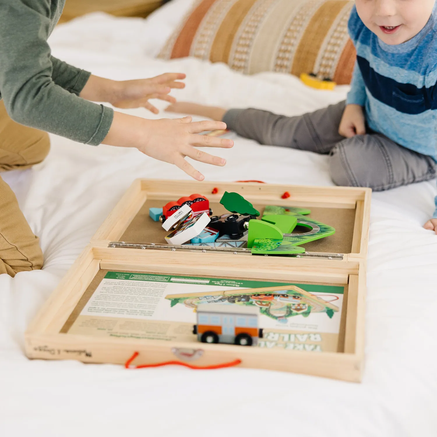 Melissa & Doug Take-Along Railroad Holzeisenbahn Koffer