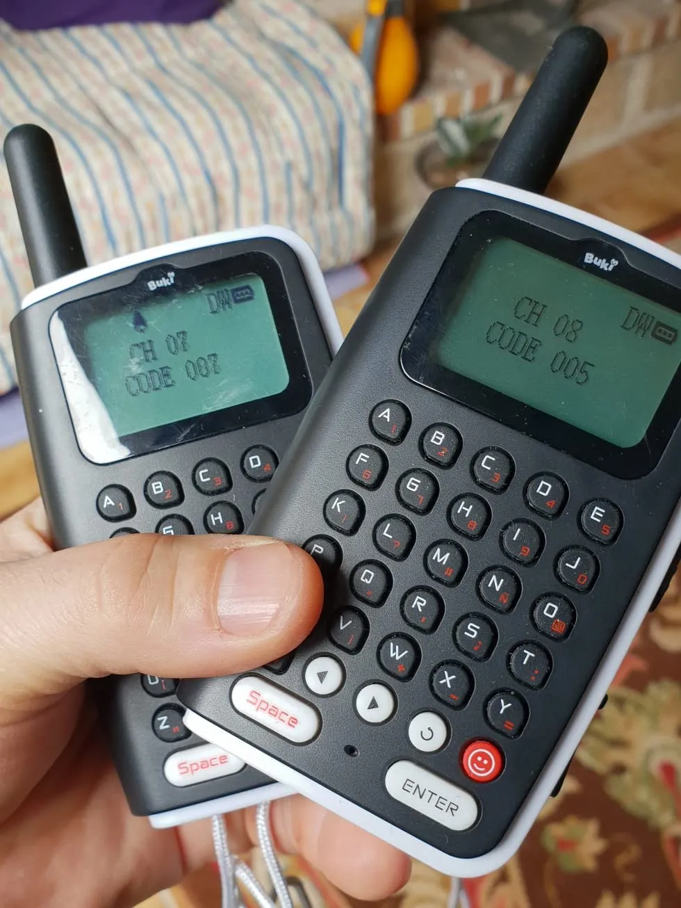 Buki TW04 Walkie Talkie Messenger Funkgerät 2er Schwarz Weiß