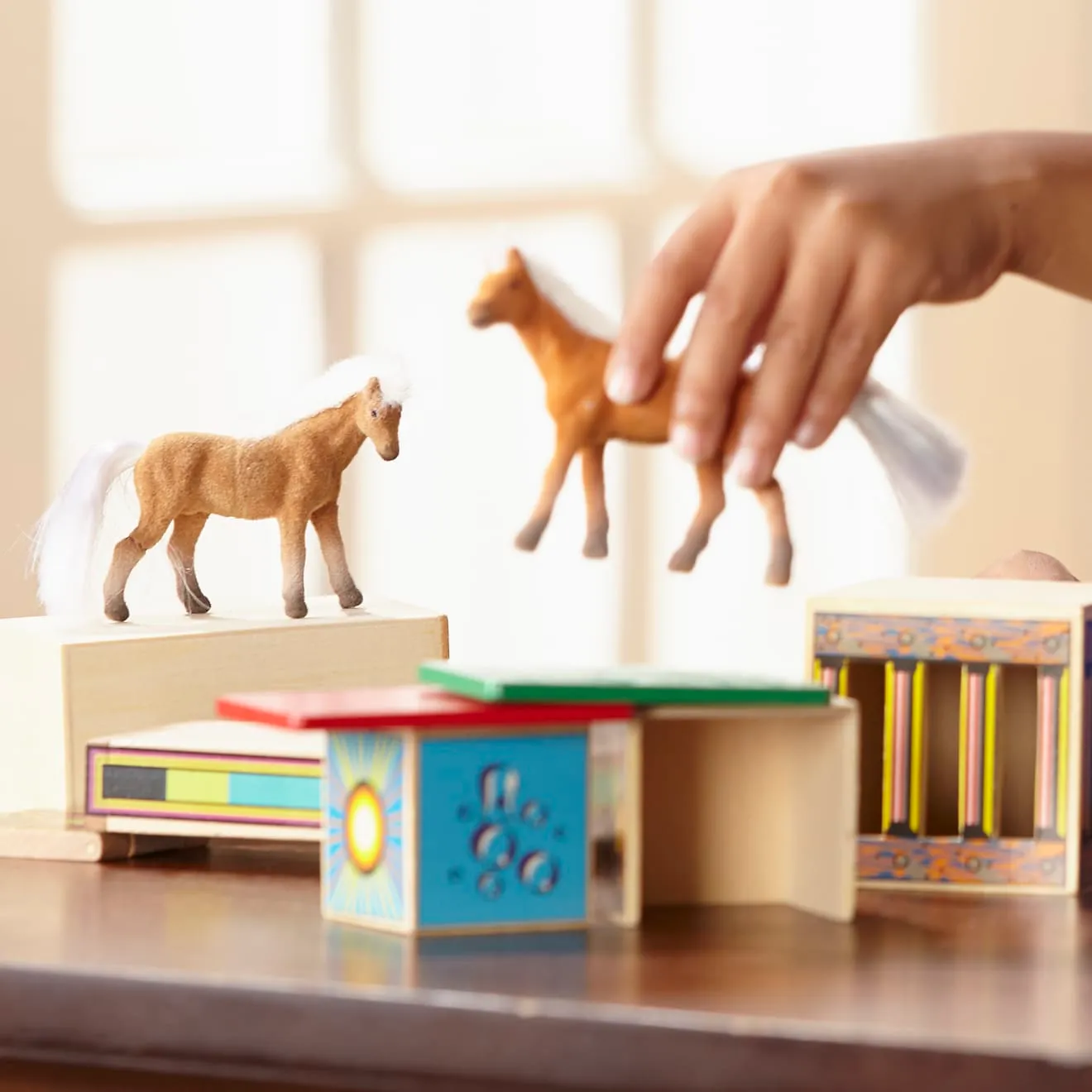 Melissa & Doug Pferdetransporter Holzspielzeug mit 2 Pferden