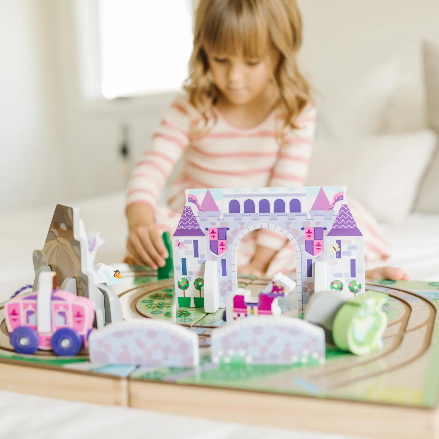 Melissa & Doug Take-Along Kingdom Reisespielzeug Holzkoffer
