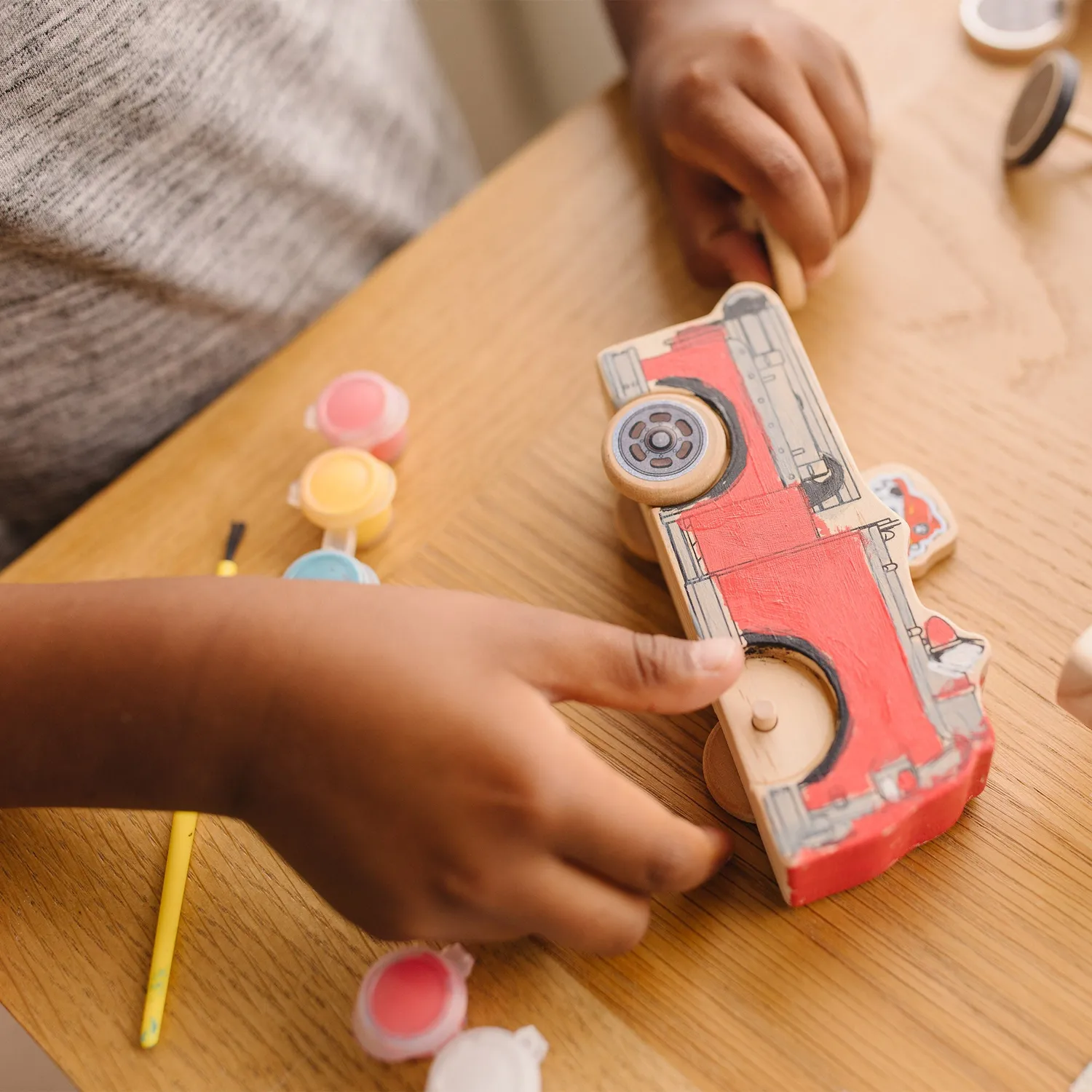 Melissa & Doug PAW Patrol Bastelset Holzfahrzeuge mit Farbe