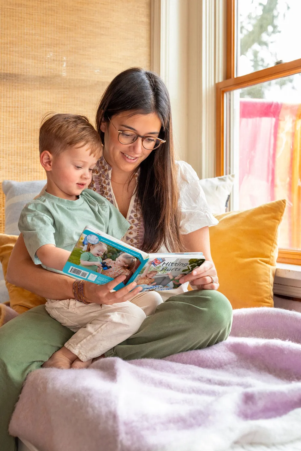 Lovevery Library Hitting Hurts Pappbuch englisch ab 1 Jahr