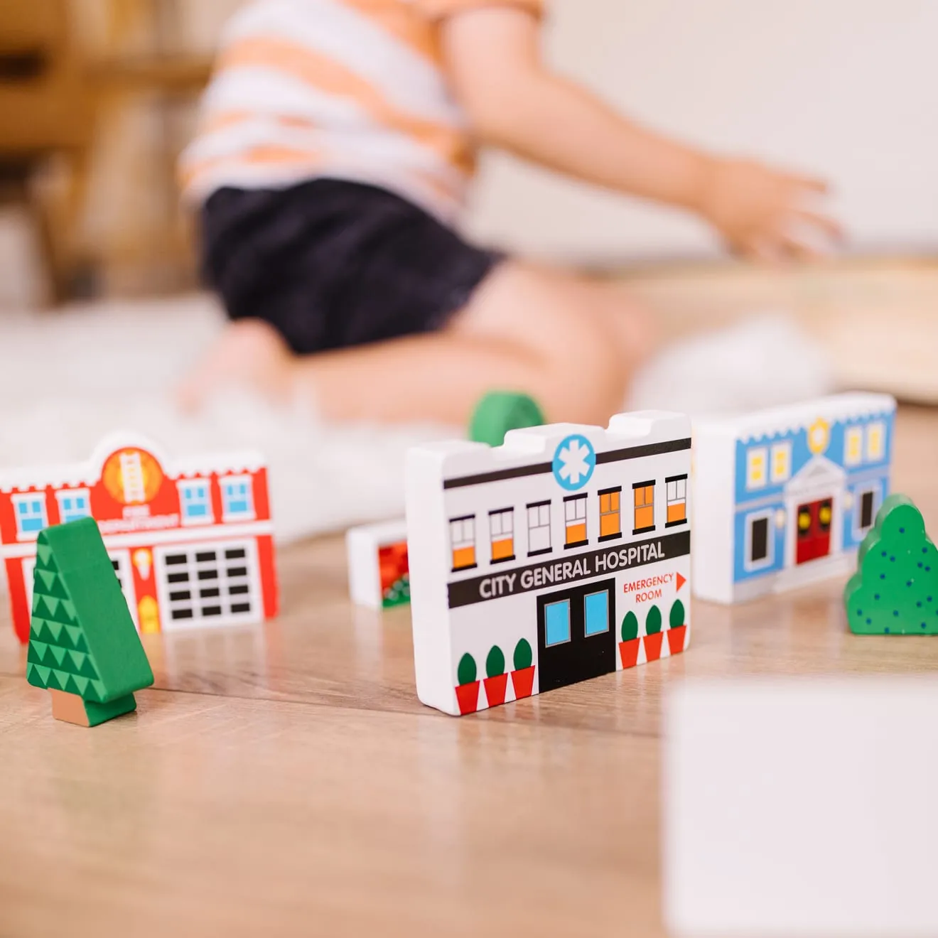 Melissa & Doug Wooden Town Holz-Stadt Spielset 32-teilig