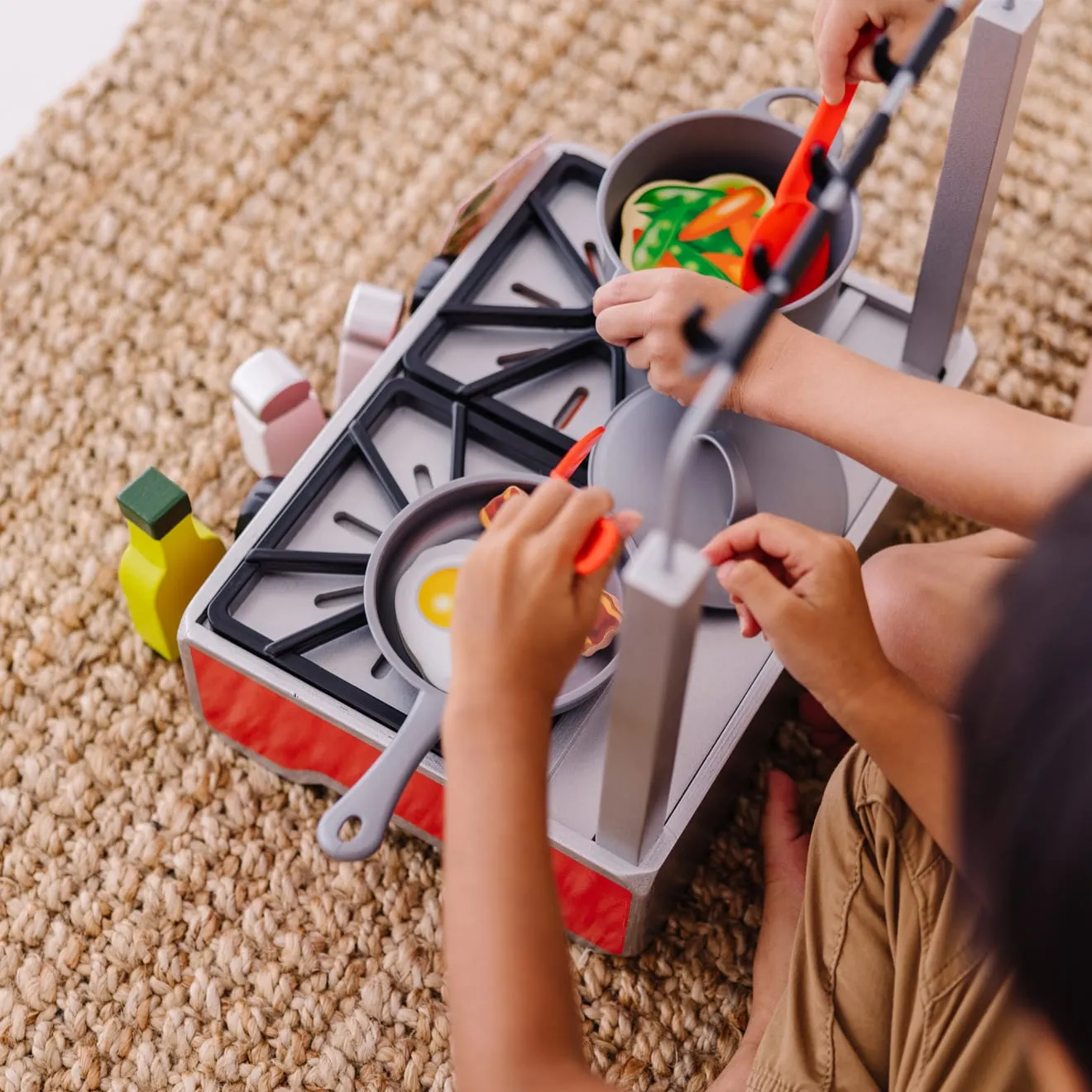 Melissa & Doug Deluxe Cooktop Spielherd Holz 19-teilig wendbar